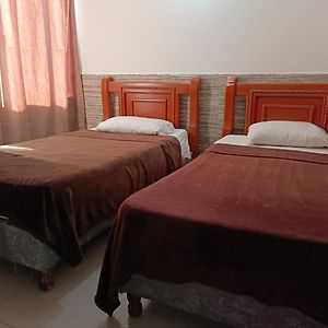 Habitación Pequeña con 2 Camas Individuales